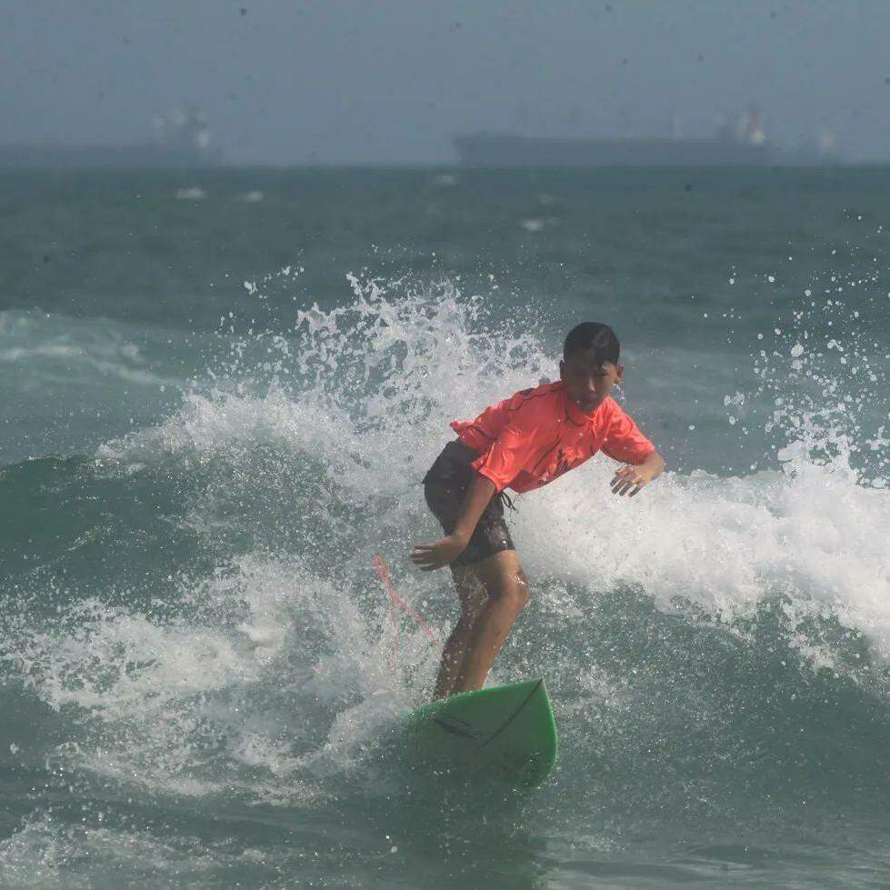 O dia de sol foi brindado com o talento dos jovens surfistas na Praia do Tombo, em Guarujá