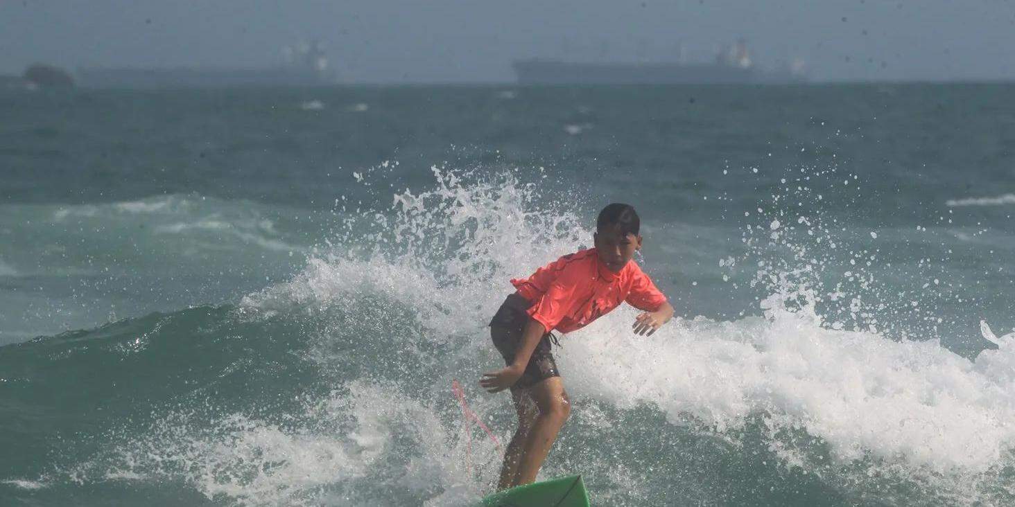 O dia de sol foi brindado com o talento dos jovens surfistas na Praia do Tombo, em Guarujá