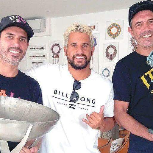Tico, o campeão mundial Italo Ferreira e Teco: Silver Surf atende atletas iniciantes e consagrados