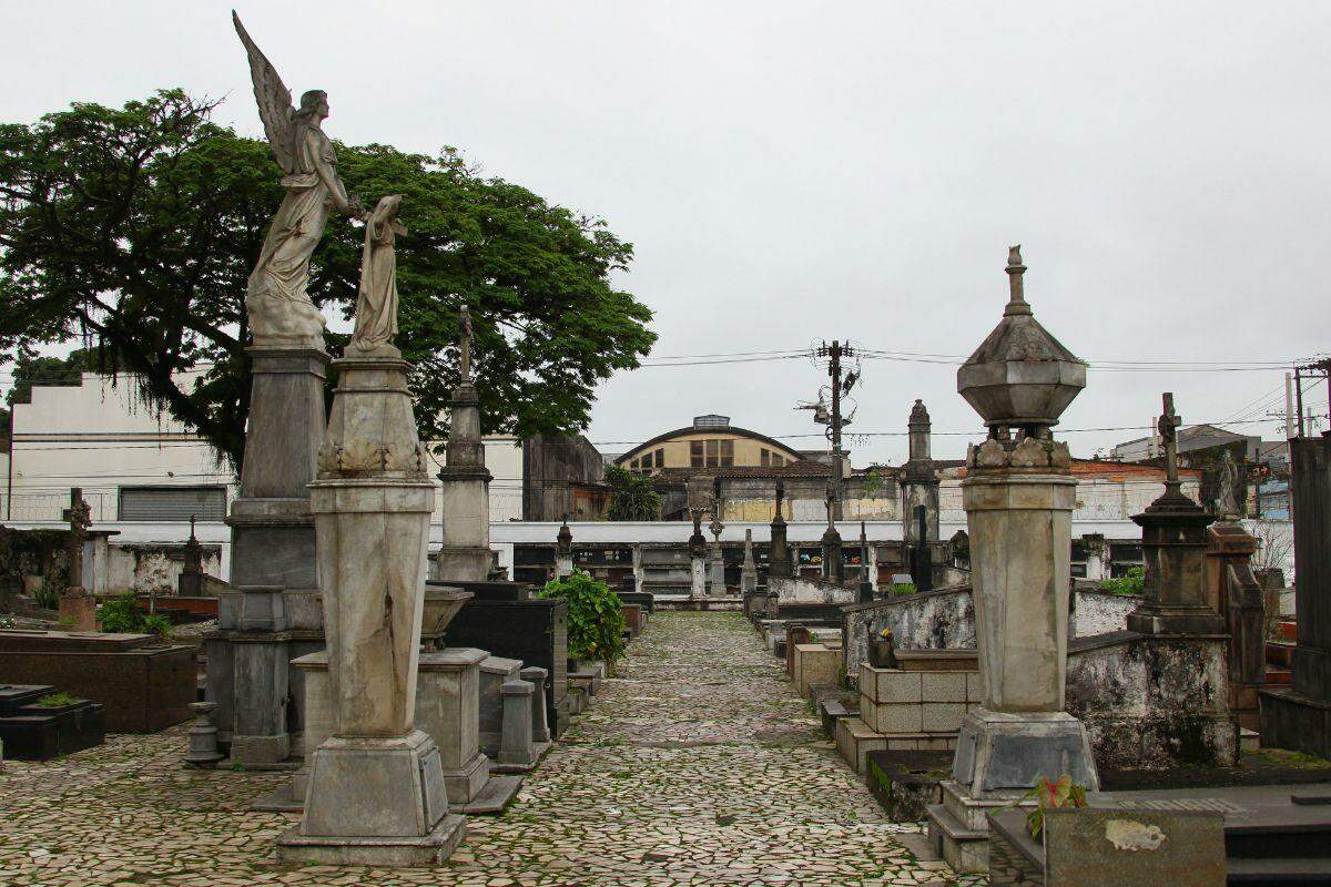 Cemitério do Paquetá, em Santos, é um dos três locais que poderão receber animais de estimação mortos; decreto foi publicado no Diário Oficial