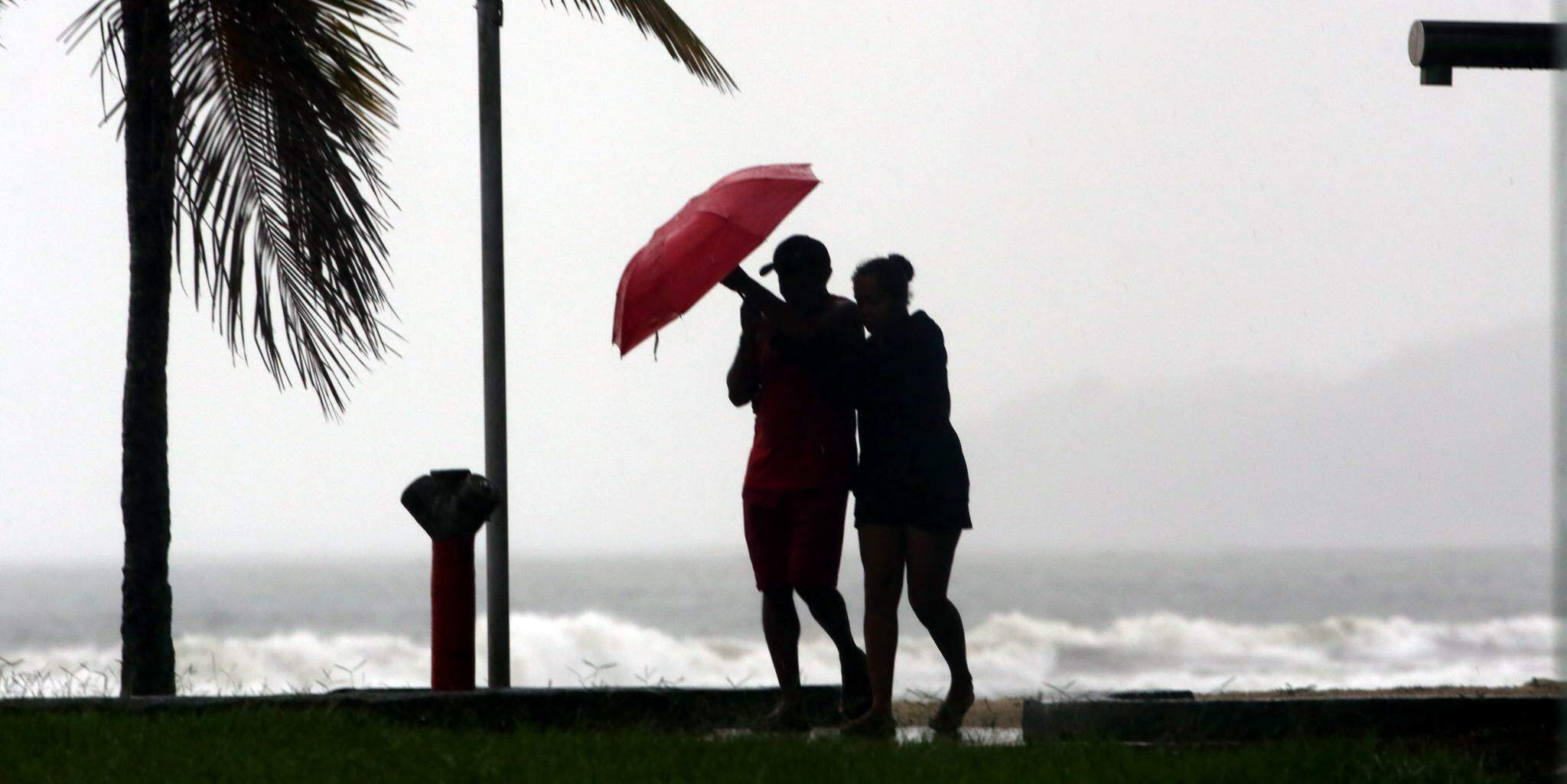 Marcado pela passagem do outono para o inverno, fim de semana será de frio e chuva na Baixada Santista