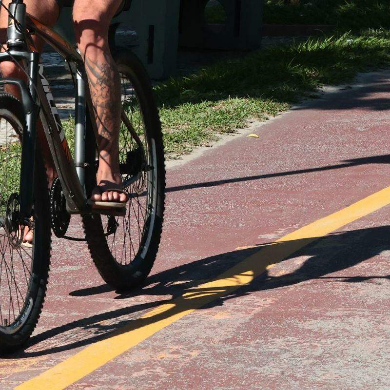 Professora é atropelada por ciclista em alta velocidade na Ponta da Praia, em Santos