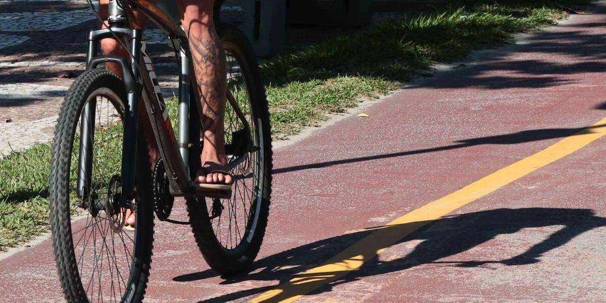 Professora é atropelada por ciclista em alta velocidade na Ponta da Praia, em Santos