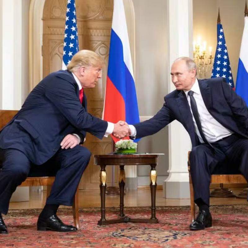 Os presidentes da Rússia, Vladimir Putin, e dos Estados Unidos, Donald Trump, se falaram por telefone neste domingo, 14