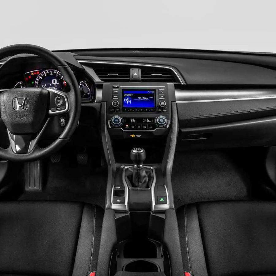 Modelos como Toyota Corolla, Honda Civic (foto) e Chevrolet Onix se consolidaram como escolhas seguras