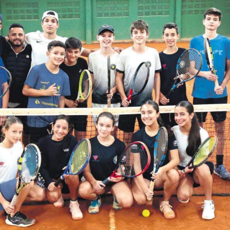 Equipe do Tênis Clube de Santos disputa torneio interno como parte da preparação para a competição