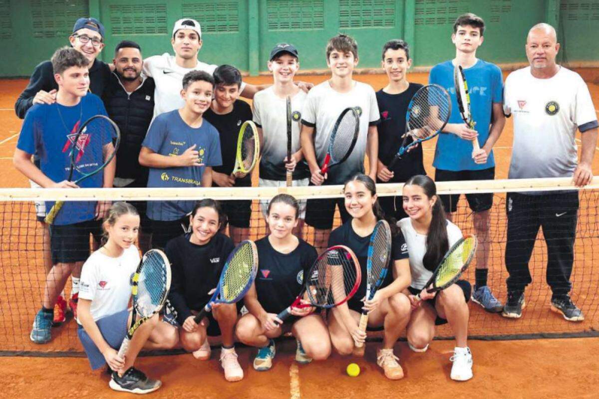 Equipe do Tênis Clube de Santos disputa torneio interno como parte da preparação para a competição