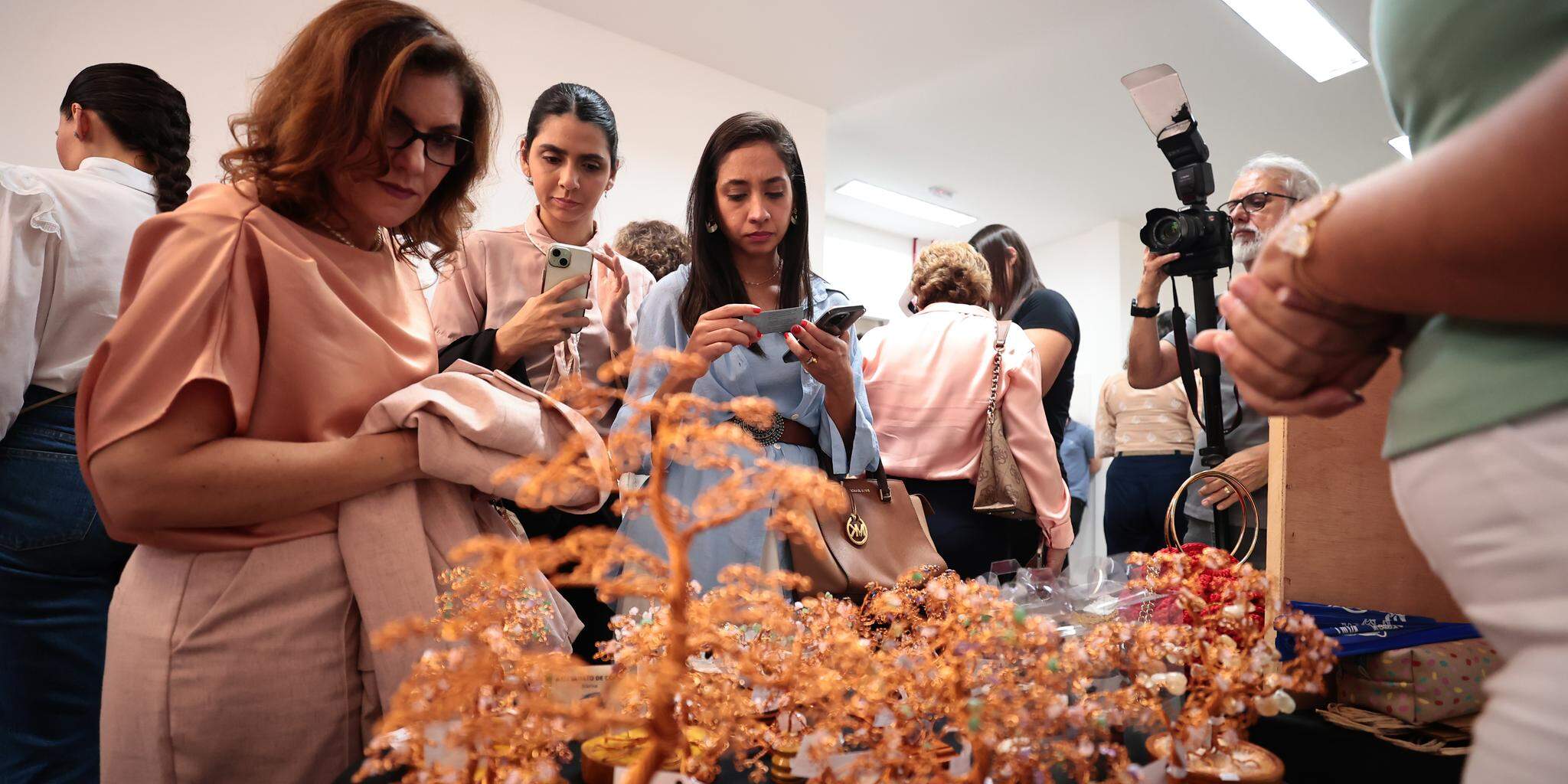 Vila Criativa da Penha produz de artesanato à confecção de roupas