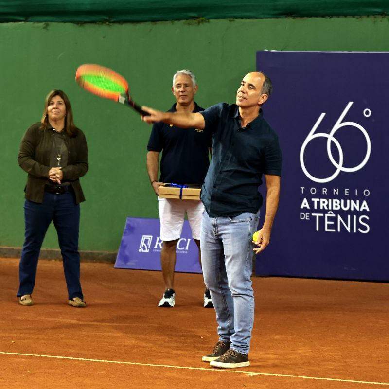 Marcos Clemente Santini, diretor-presidente de A Tribuna, deu o saque inicial no Tênis Clube de Santos