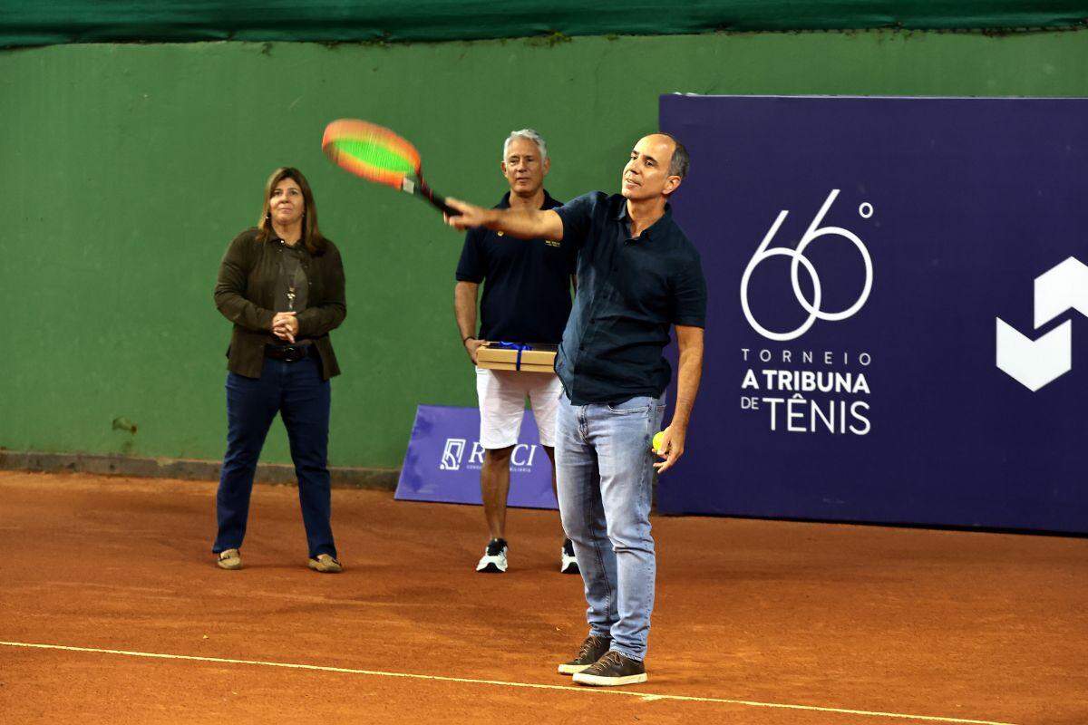Marcos Clemente Santini, diretor-presidente de A Tribuna, deu o saque inicial no Tênis Clube de Santos