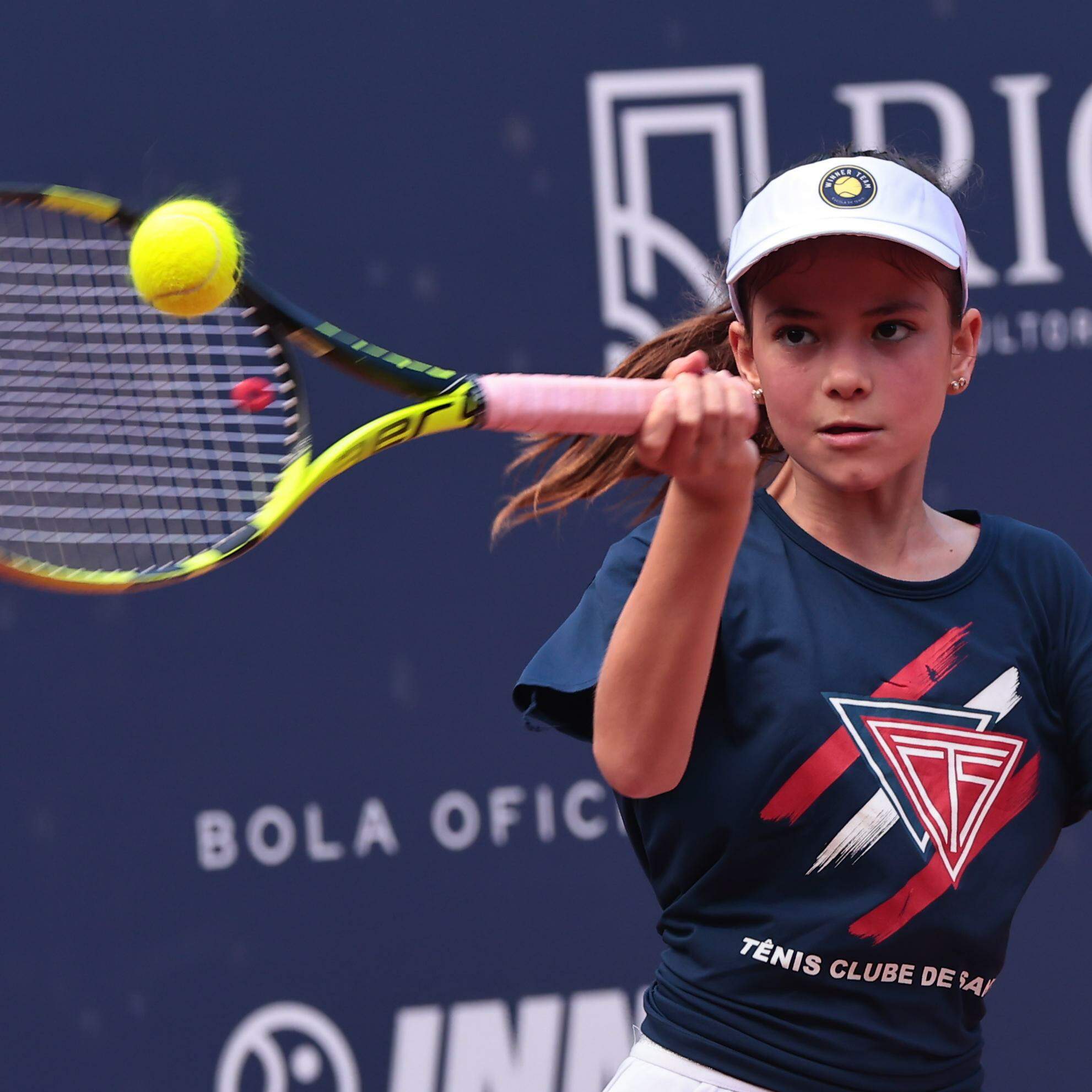 Eduarda joga tênis há 3 anos