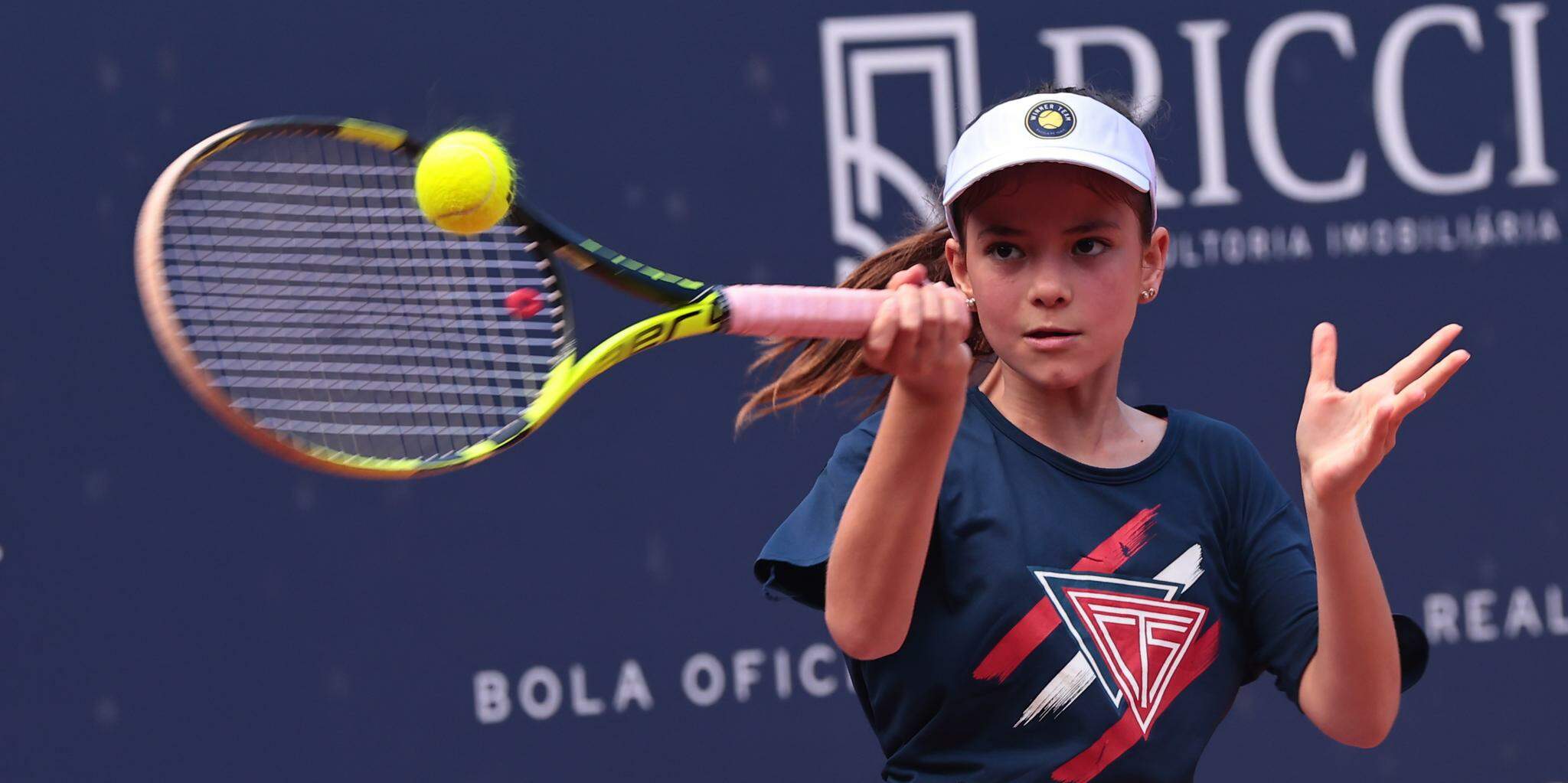 Eduarda joga tênis há 3 anos