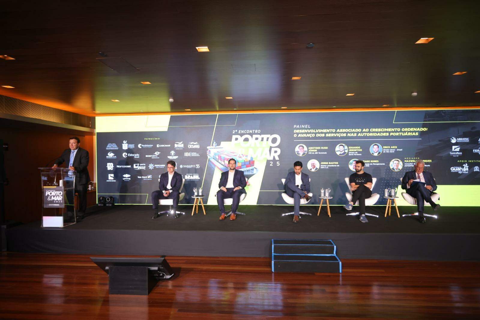 At the Porto & Mar Meeting in Brasília, panel members discussed development associated with orderly growth and the role of Port Authorities in the country