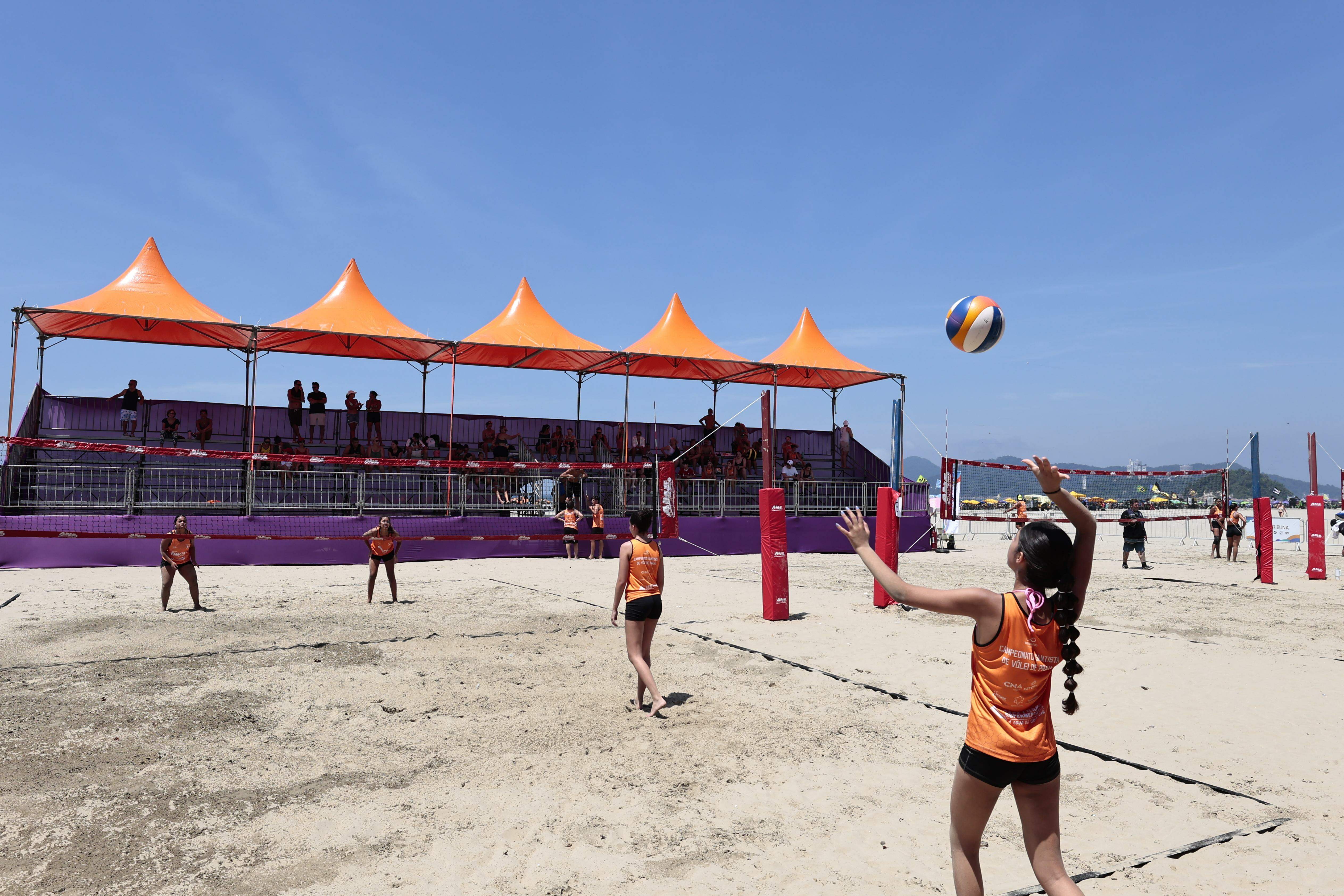 Campeonato Santista de Vôlei de Praia terá mais jogos neste domingo (11), a partir das 8 horas, em nove categorias