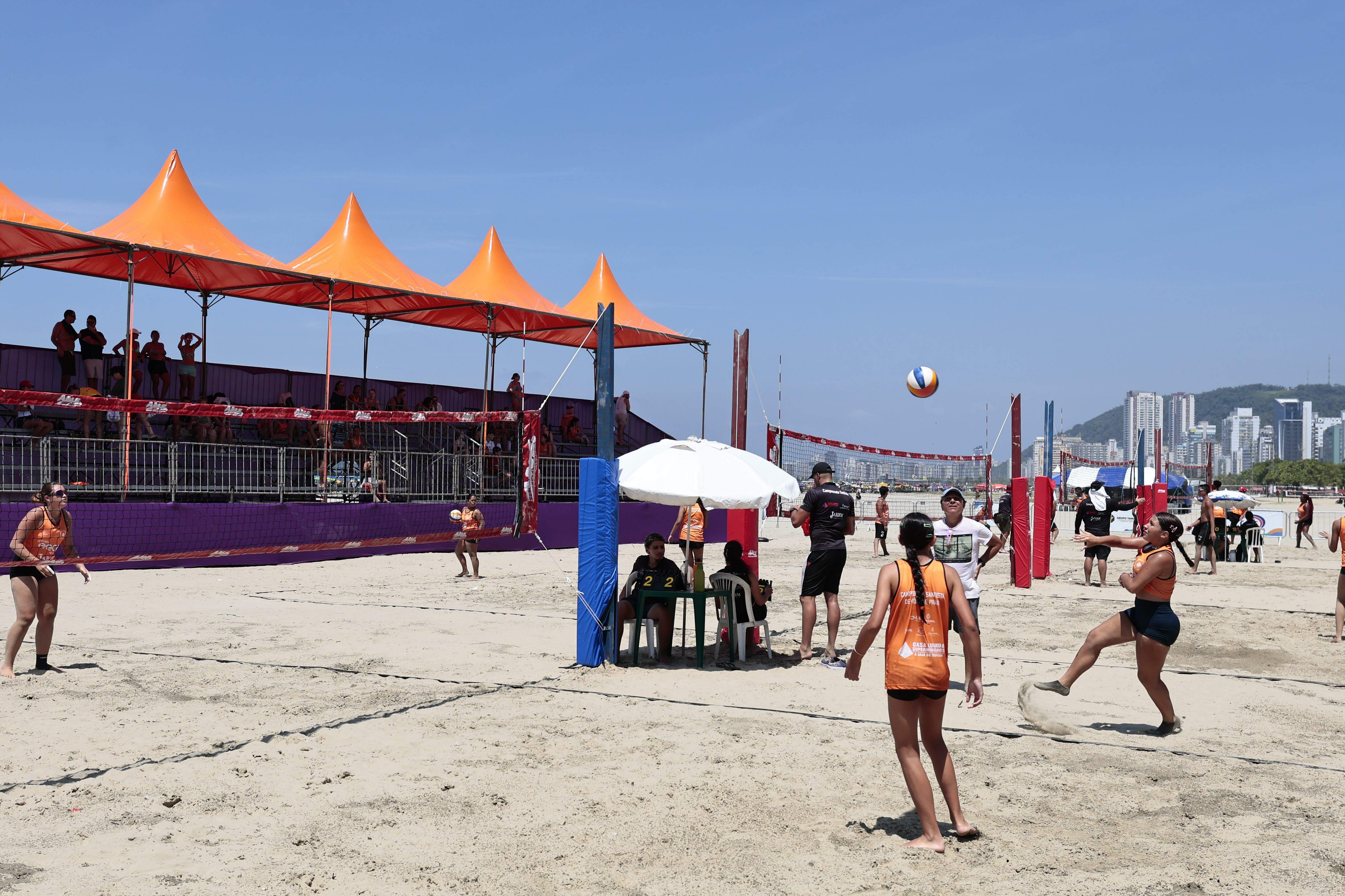 Projeto ocorre na Praia do Gonzaga, diante da Praça das Bandeiras