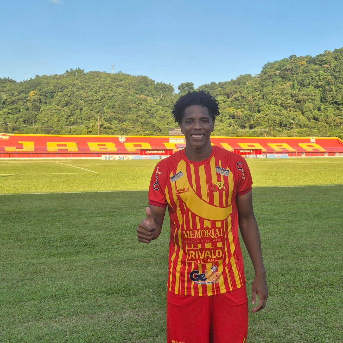 O zagueiro Perea, de 26 anos, tem contrato perto do fim com o Jabuca e sonha em ficar no Brasil