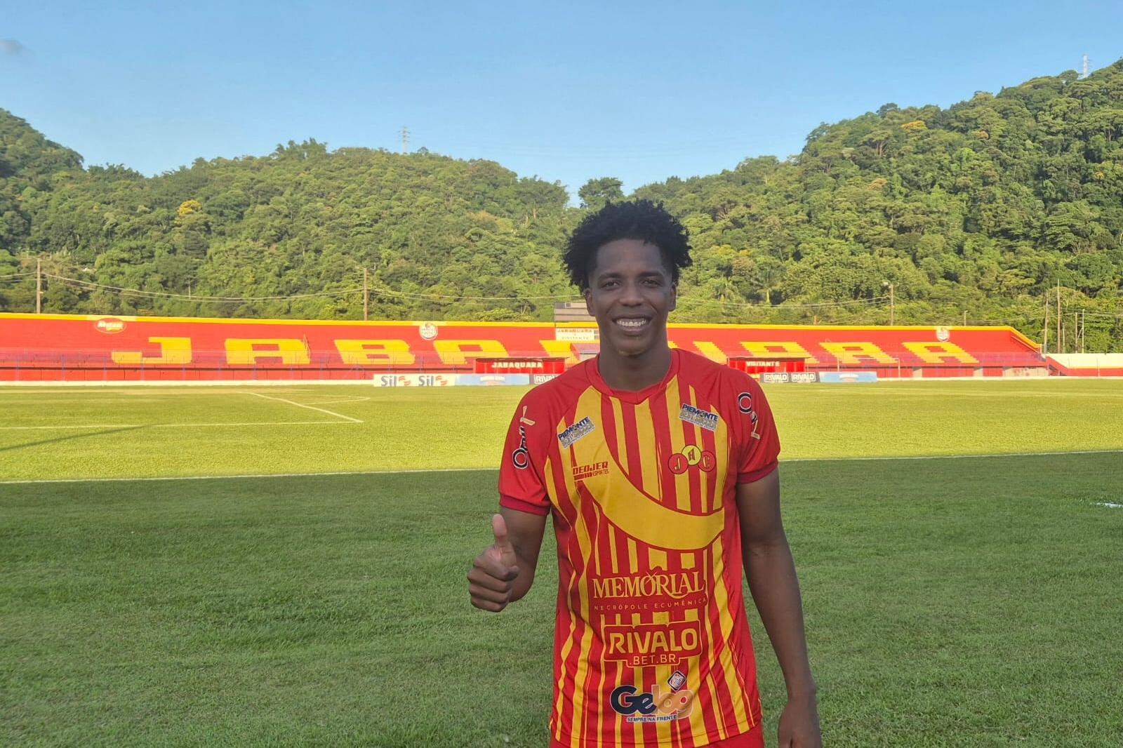 O zagueiro Perea, de 26 anos, tem contrato perto do fim com o Jabuca e sonha em ficar no Brasil