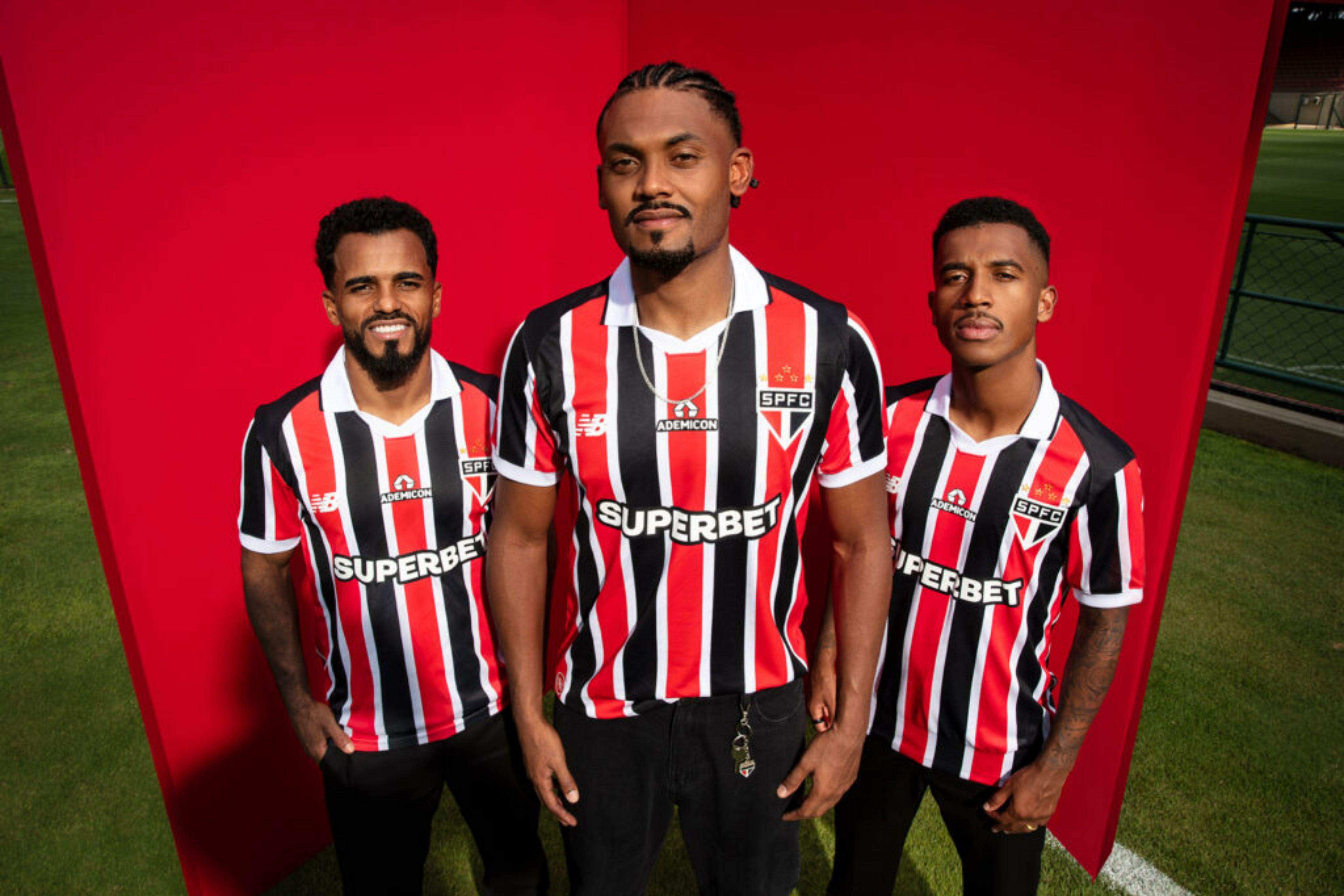Camisa traz listras verticais em vermelho, preto e branco - com predominância das faixas rubro-negras mais largas, intercaladas por linhas brancas mais finas
