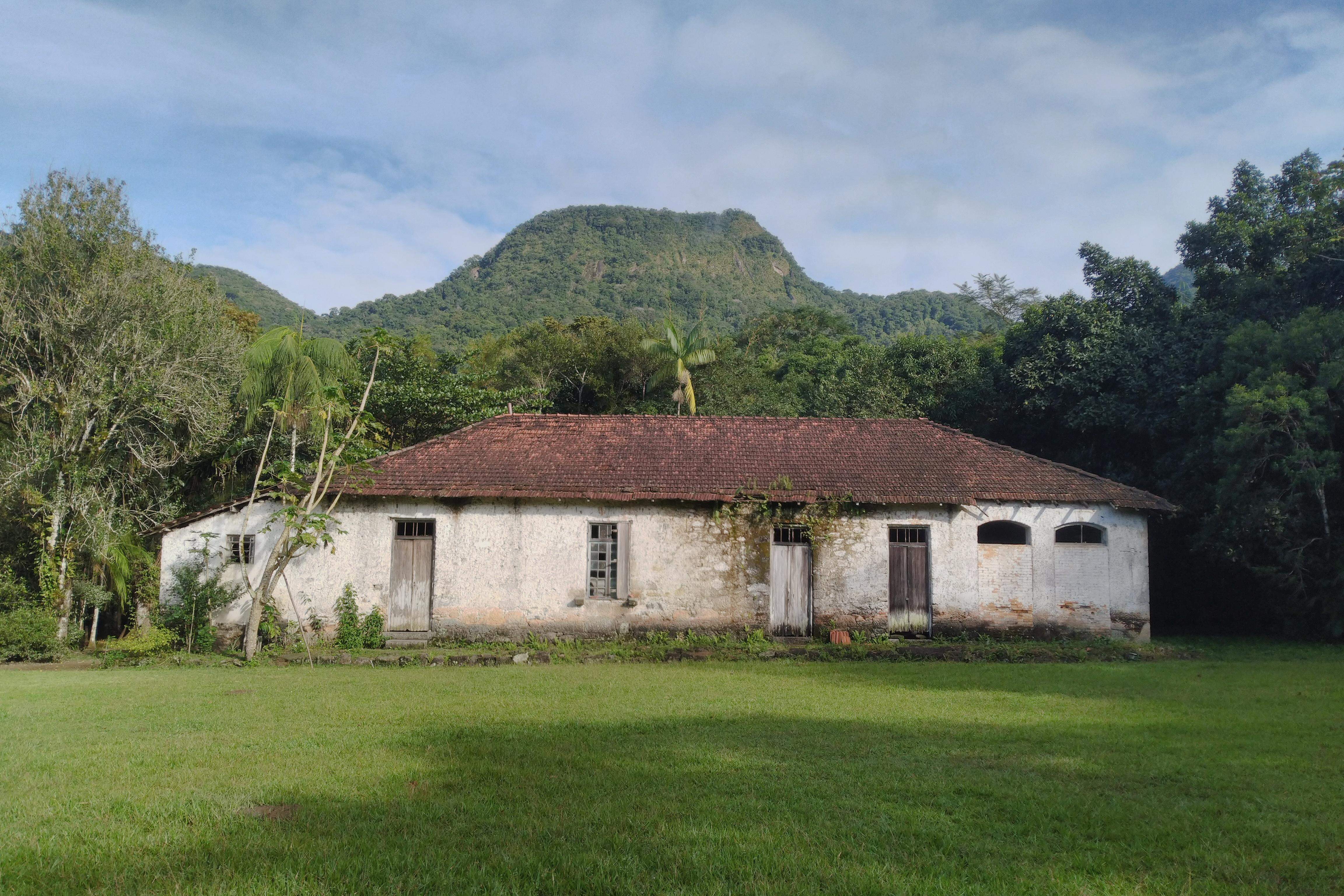 A Casa de Pedra é um dos atrativos para a trilha do Véu da Noiva
