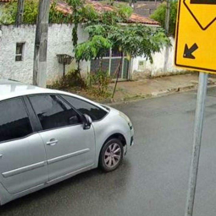 Mulher é perseguida por homem de carro com as partes íntimas à mostra