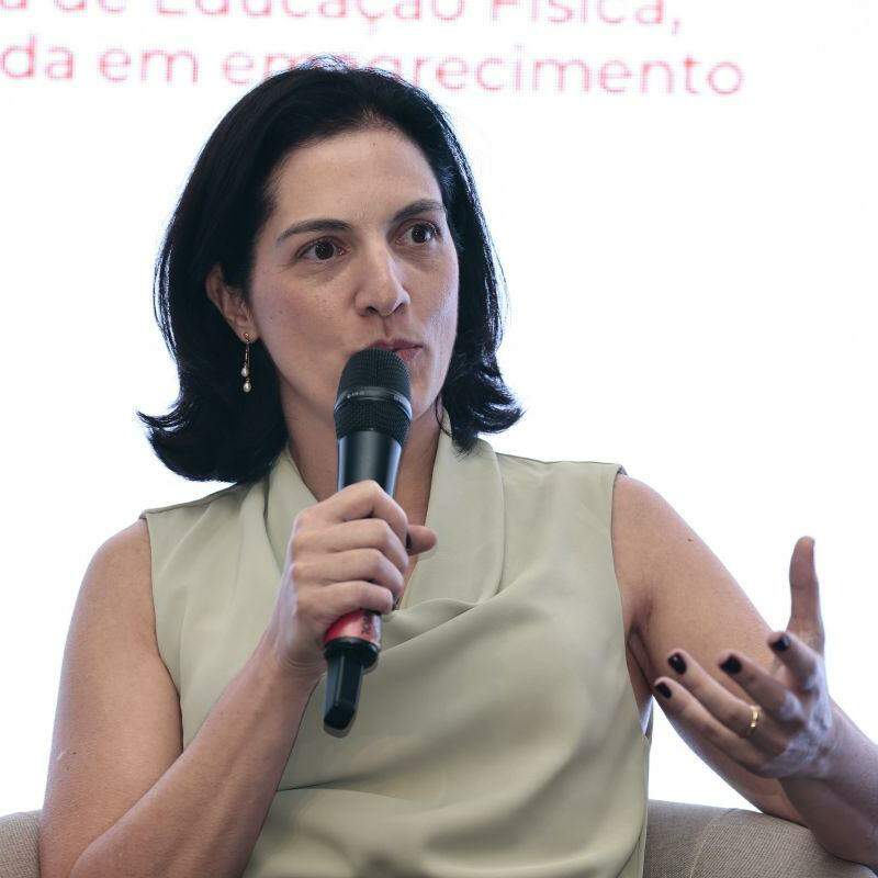 Juliana de Martino espera por chegada de canetas à rede pública