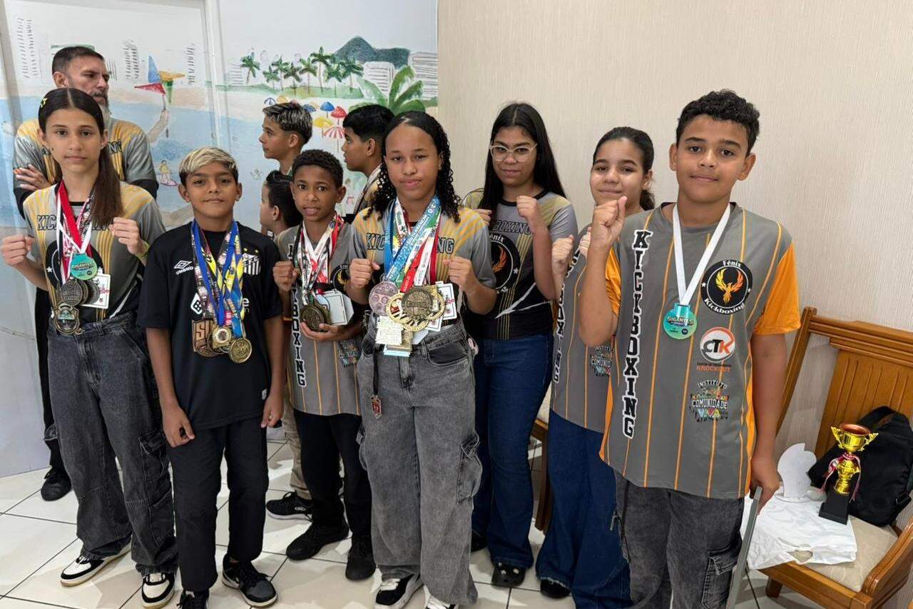 Os competidores são moradores da comunidade do Caranguejo e integram o projeto Fênix Kickboxing