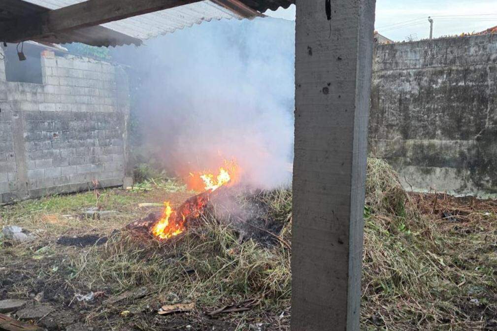 As equipes conseguiram controlar o incêndio antes que o fogo atingisse a estrutura da residência onde estava a idosa em Mongaguá