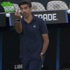 Conmebol multa o técnico Abel Ferreira em R$ 75,2 mil por gesto obsceno a Flaco no Palmeiras