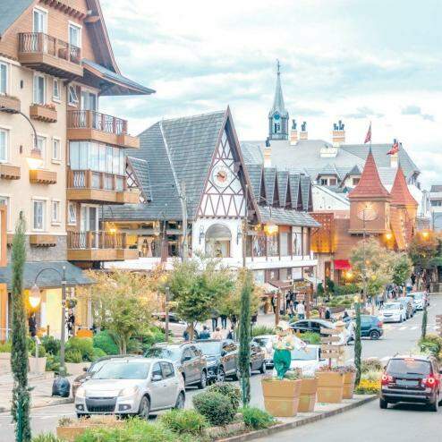 Regiões como Gramado, no Rio Grande do Sul, são exemplos de como a organização pode beneficiar diversas cidades próximas. com roteiros ampliados e vários tipos de atrações