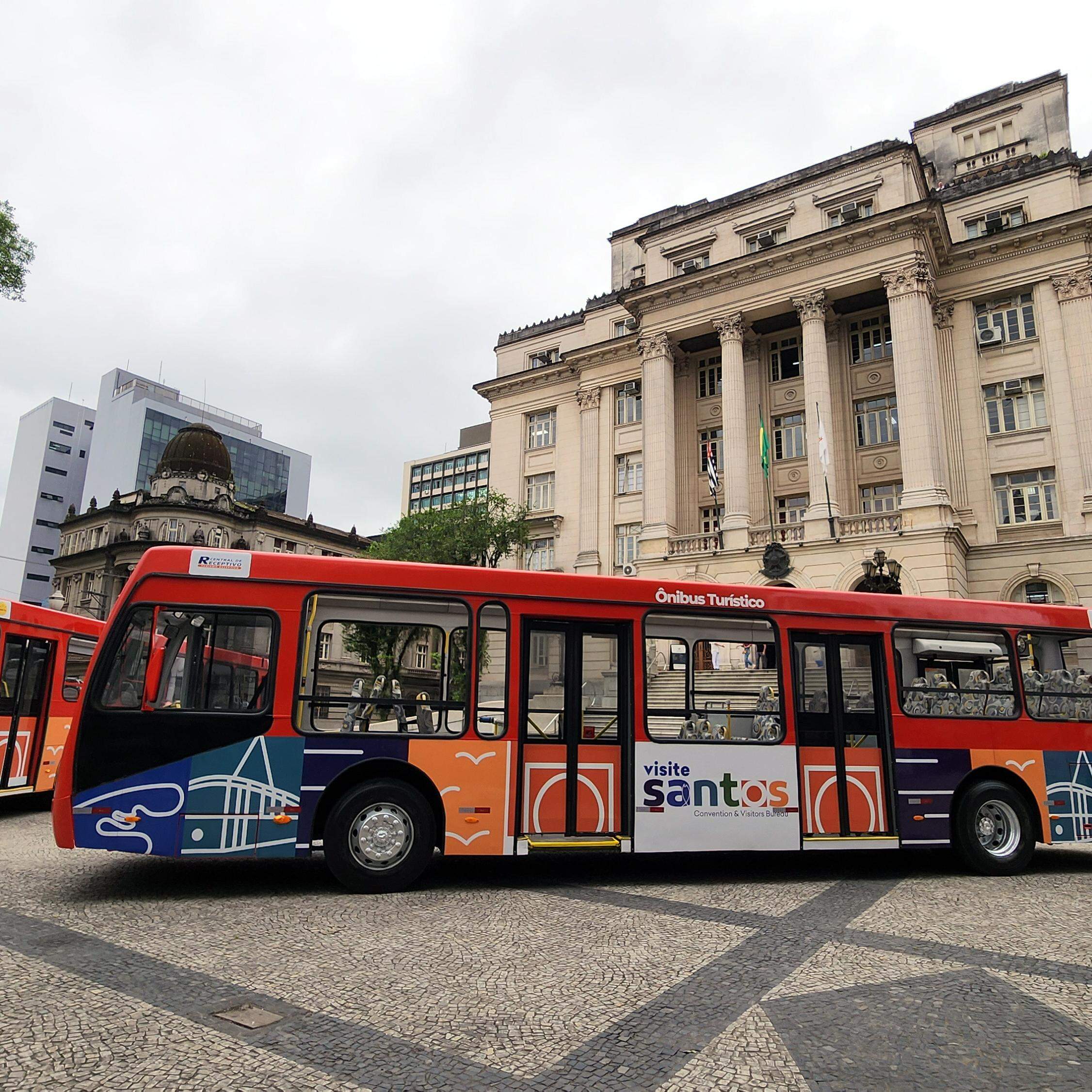 Ônibus da linha Visite Santos na Praça Mauá: opção de passeio aos turistas e oportunidade para profissionais que trabalham com grupos