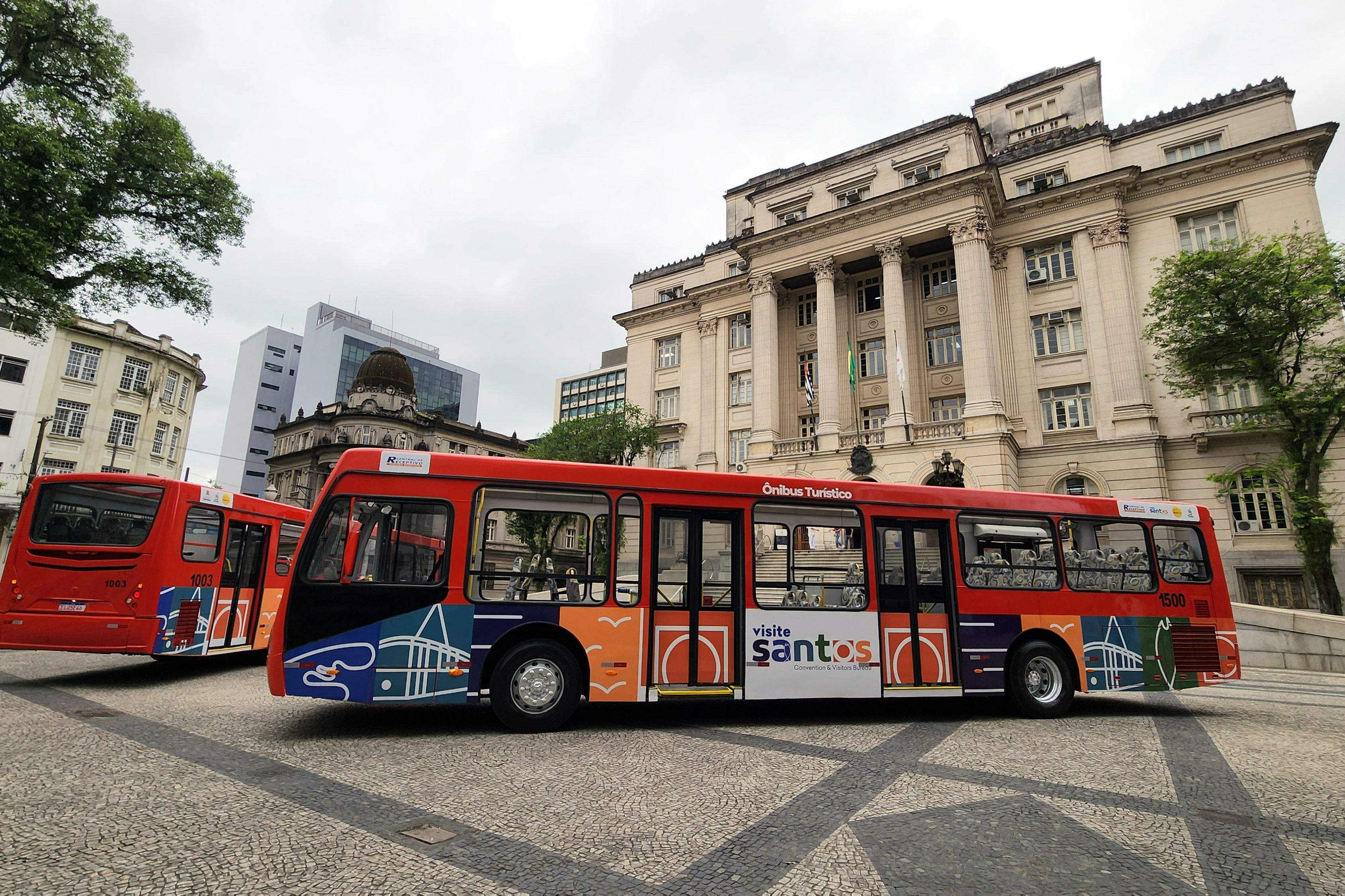 Ônibus da linha Visite Santos na Praça Mauá: opção de passeio aos turistas e oportunidade para profissionais que trabalham com grupos