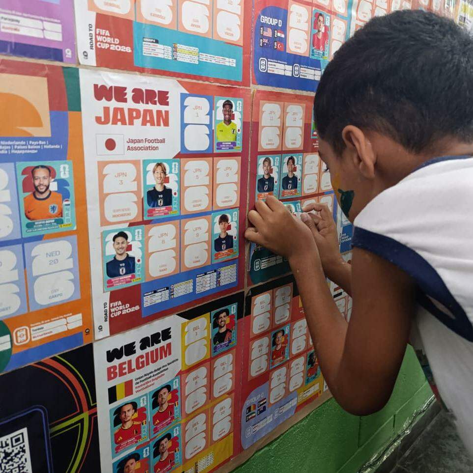 As aulas começam às 7 horas, mas logo que chegam, os alunos já querem colar figurinhas.