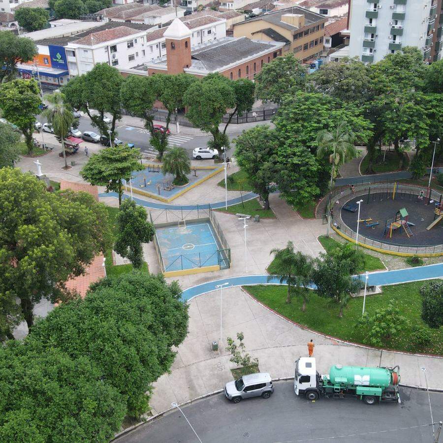 A Prefeitura de Santos considera trocar o material dos brinquedos infantis instalados em praças públicas