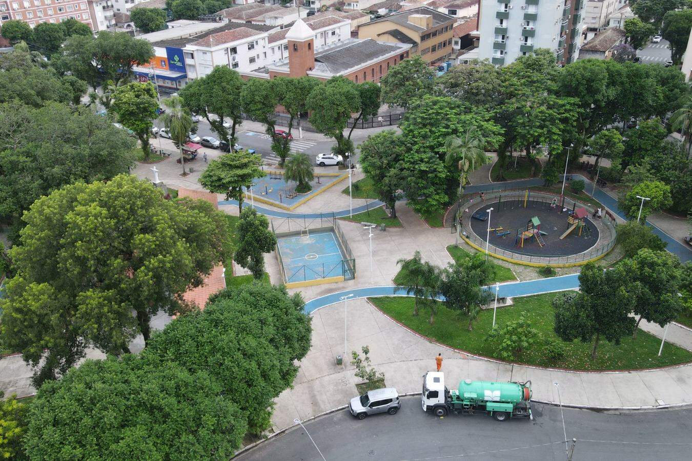A Prefeitura de Santos considera trocar o material dos brinquedos infantis instalados em praças públicas