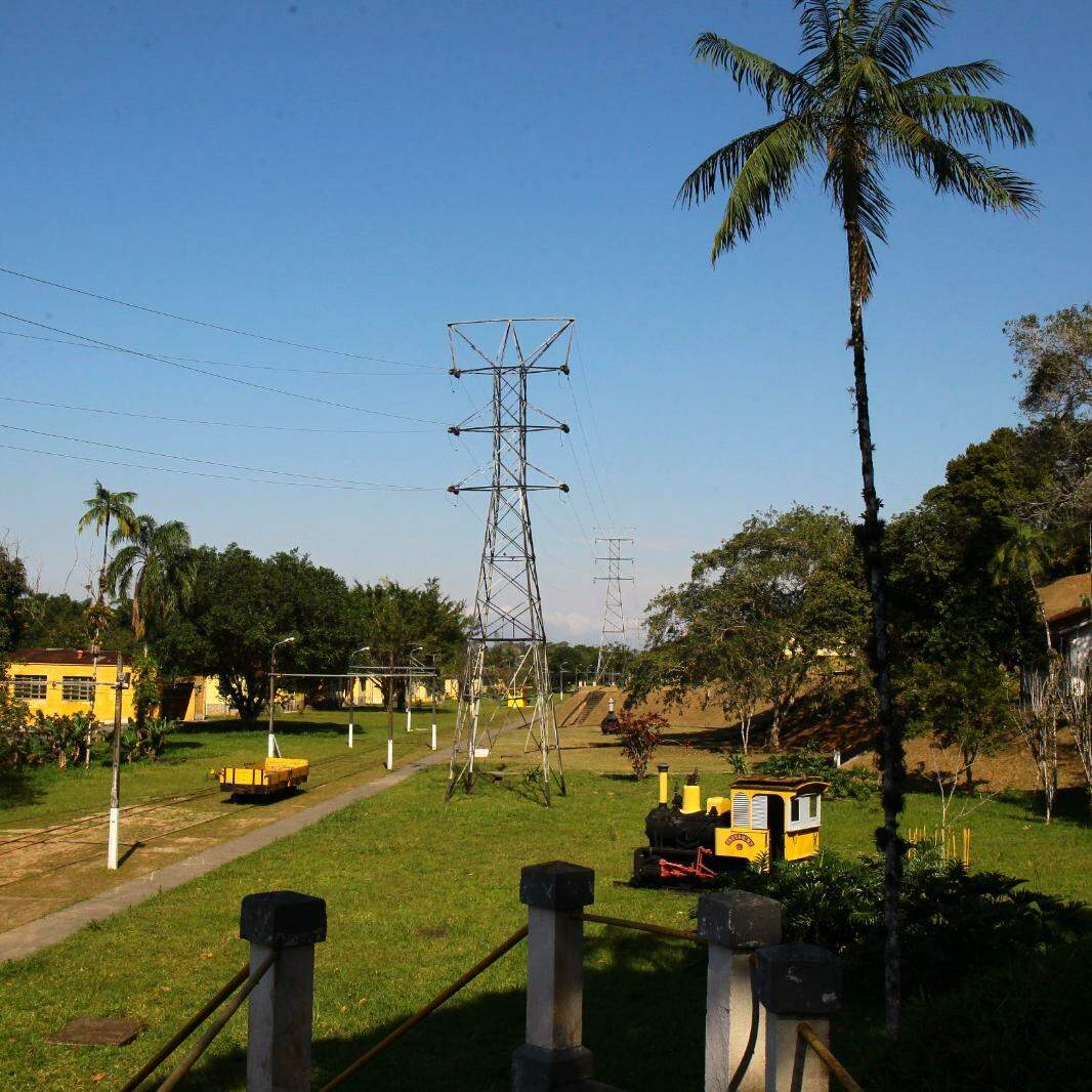 Itatinga is located in the Serra do Mar mountain range; the site was formerly Fazenda Pelaes and was acquired by Companhia Docas de Santos in 1903