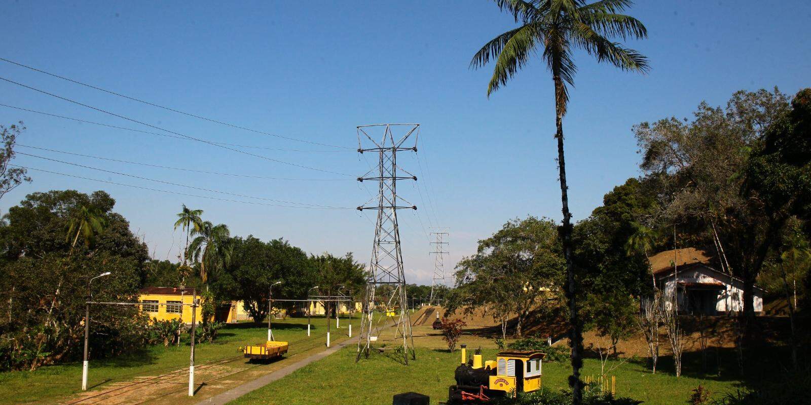 Itatinga is located in the Serra do Mar mountain range; the site was formerly Fazenda Pelaes and was acquired by Companhia Docas de Santos in 1903