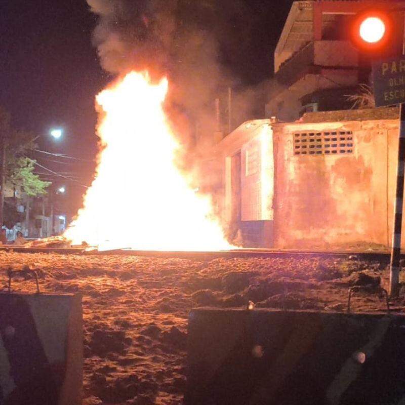 Moradores colocaram fogo na linha do trem como forma de protesto