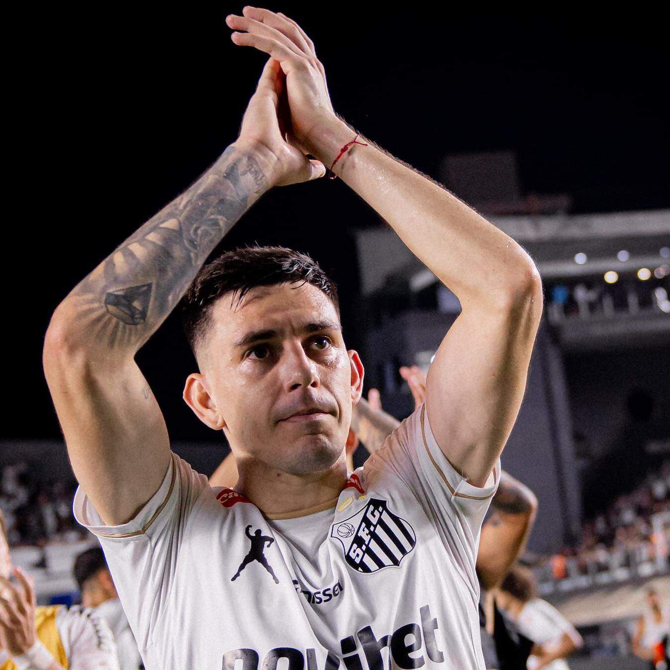 Na Vila desde abril de 2024, Escobar, de 29 anos, já completou 100 jogos pelo Peixe