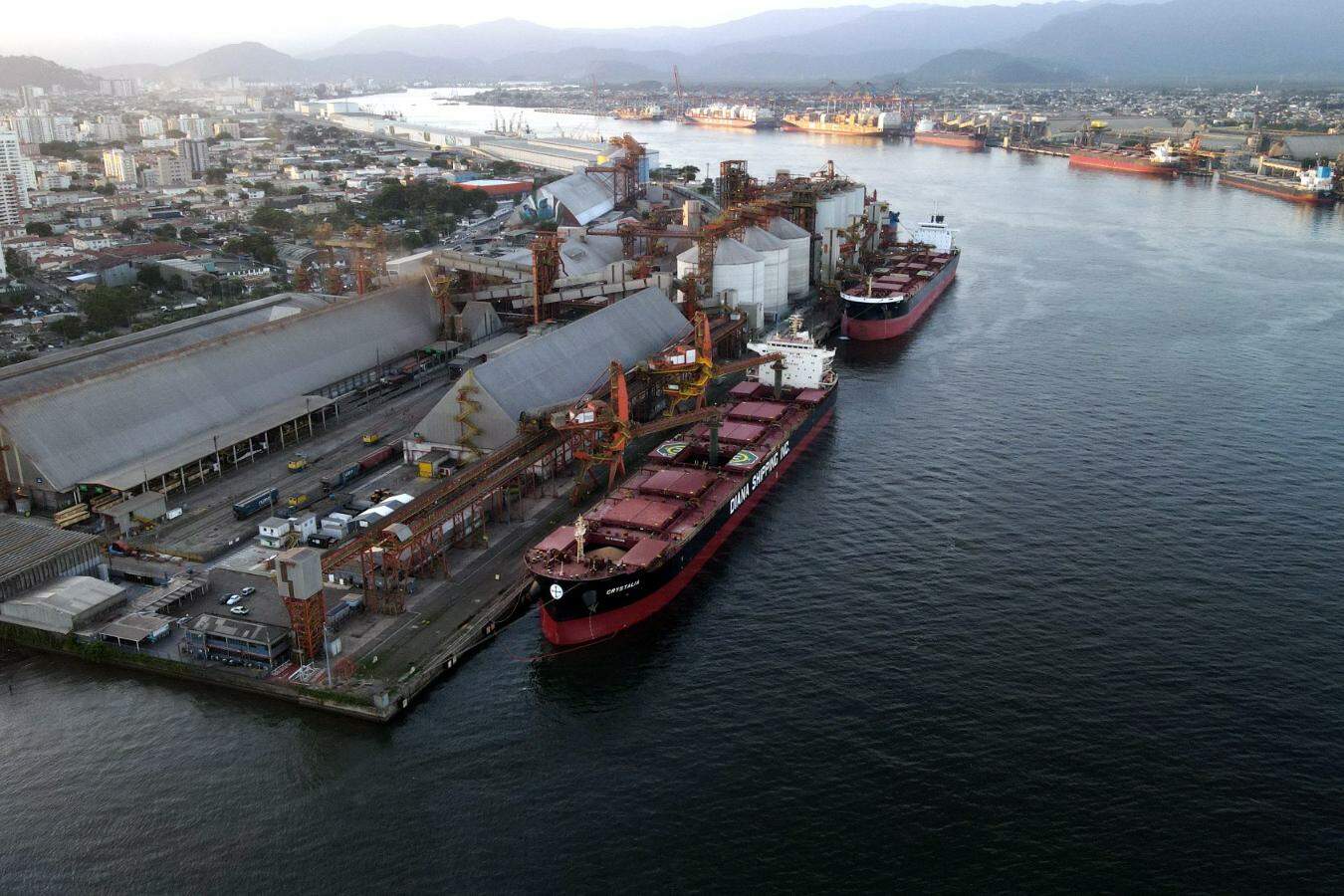 Há 14 anos o canal de navegação do cais santista está com 15 metros de profundidade; ganho de um metro refletirá na capacidade do acesso