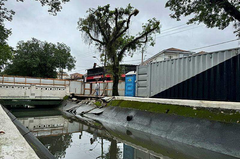 Está em andamento a recuperação de um trecho de 10 metros do talude e da mureta do Canal 4, em Santos