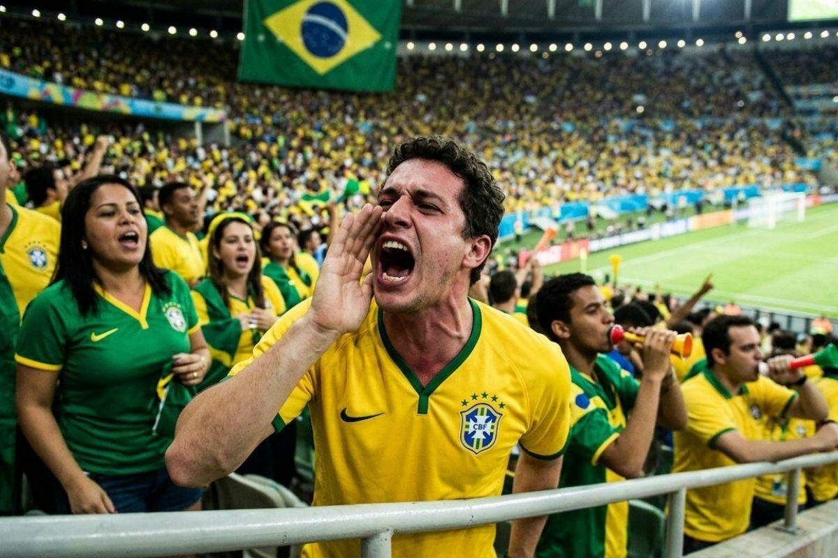 Gritos na Copa podem causar lesões nas cordas vocais; especialista orienta torcedores