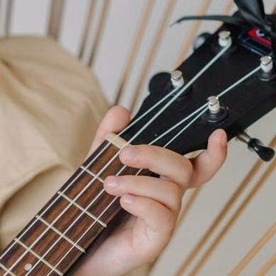 Voltada a bebês e crianças acompanhados pelos responsáveis, a atividade oferece experiências com cantigas