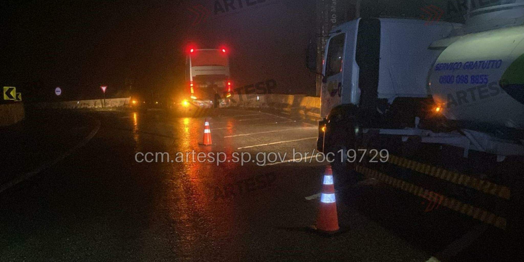 Segundo a Agência de Transporte do Estado de São Paulo (Artesp), o motorista trafegava pela estrada no sentido Bertioga, na altura do km 87, já nos limites da cidade, quando percebeu fumaça vinda do veículo