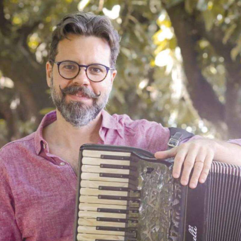 As composições do músico dialogam com gêneros como forró, choro, polca e baião neste trabalho