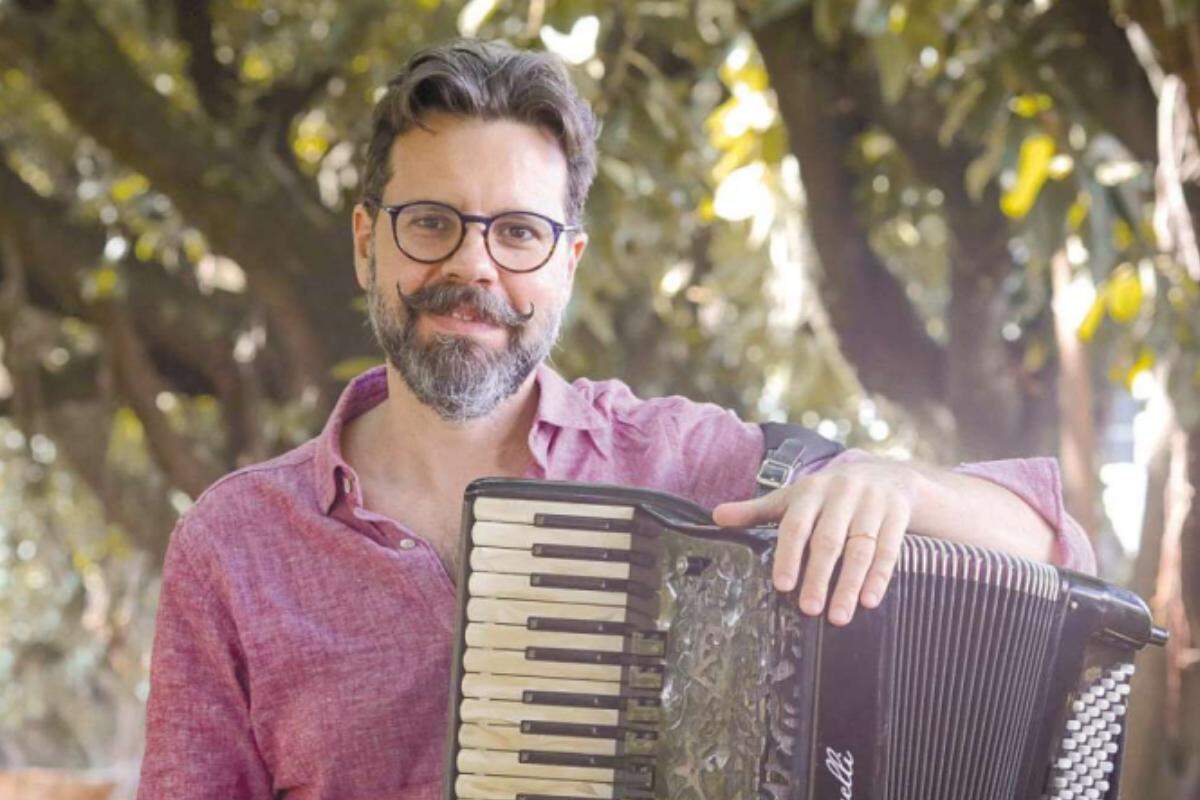As composições do músico dialogam com gêneros como forró, choro, polca e baião neste trabalho