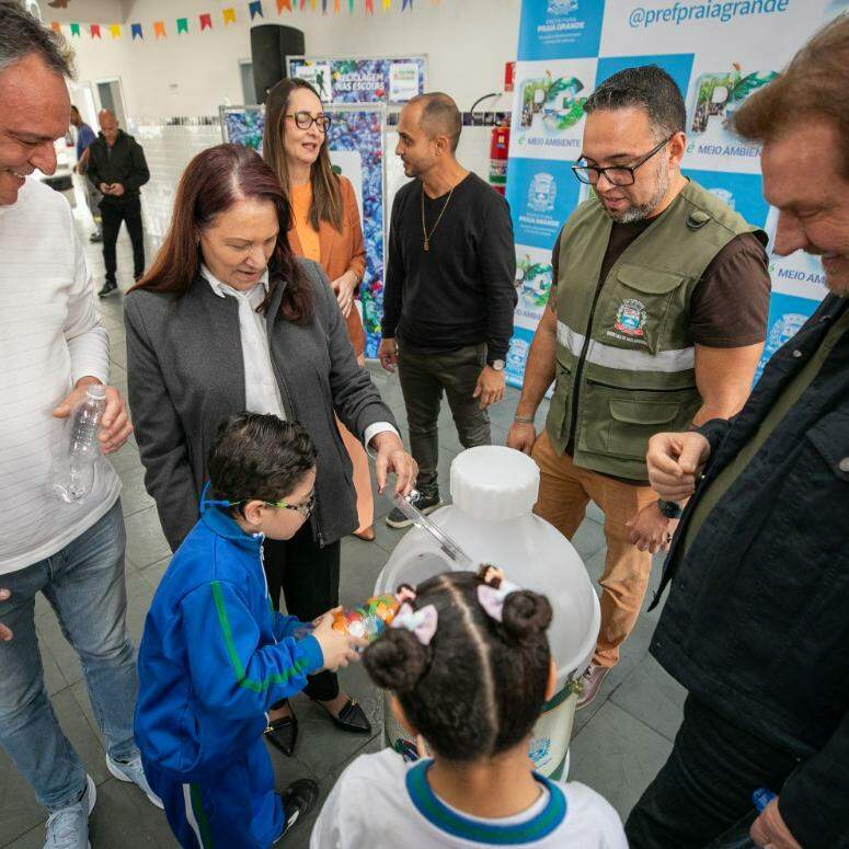 Alunos, professores e funcionários das escolas poderão colocar as garrafas plásticas no recipiente para serem descartadas de forma correta