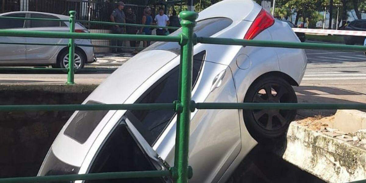 Carro colidiu em mureta ao fazer conversão