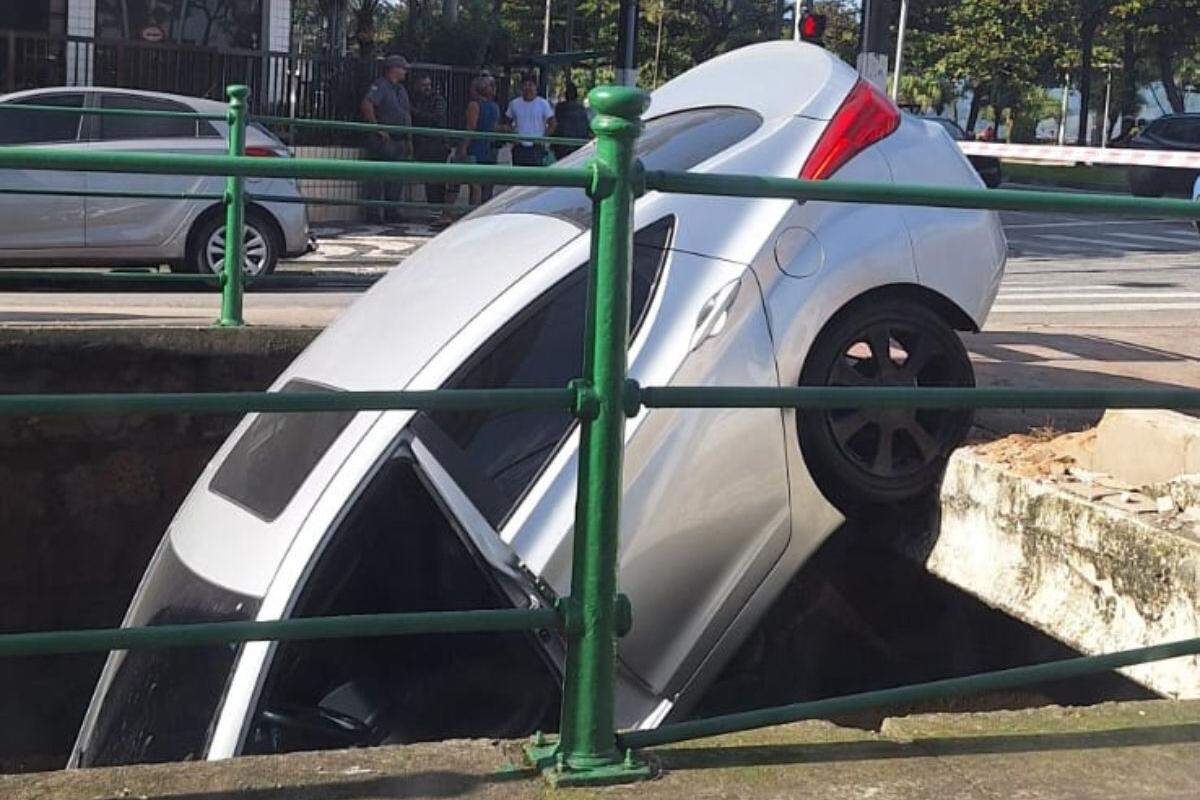 Carro colidiu em mureta ao fazer conversão
